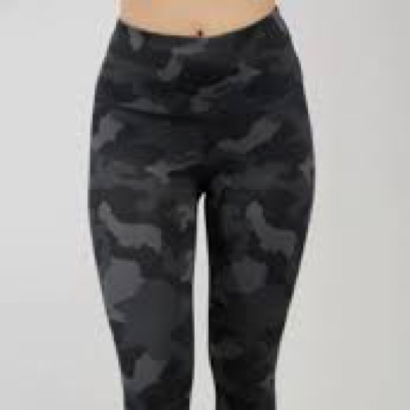 NWT Yogalicious Lux black camo side pocket high waisted leggings - Picture 3 of 4